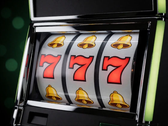 Slot-Automat mit leuchtenden Walzensymbolen als Motiv f&uuml;r die Online Slots im Zoccer Casino